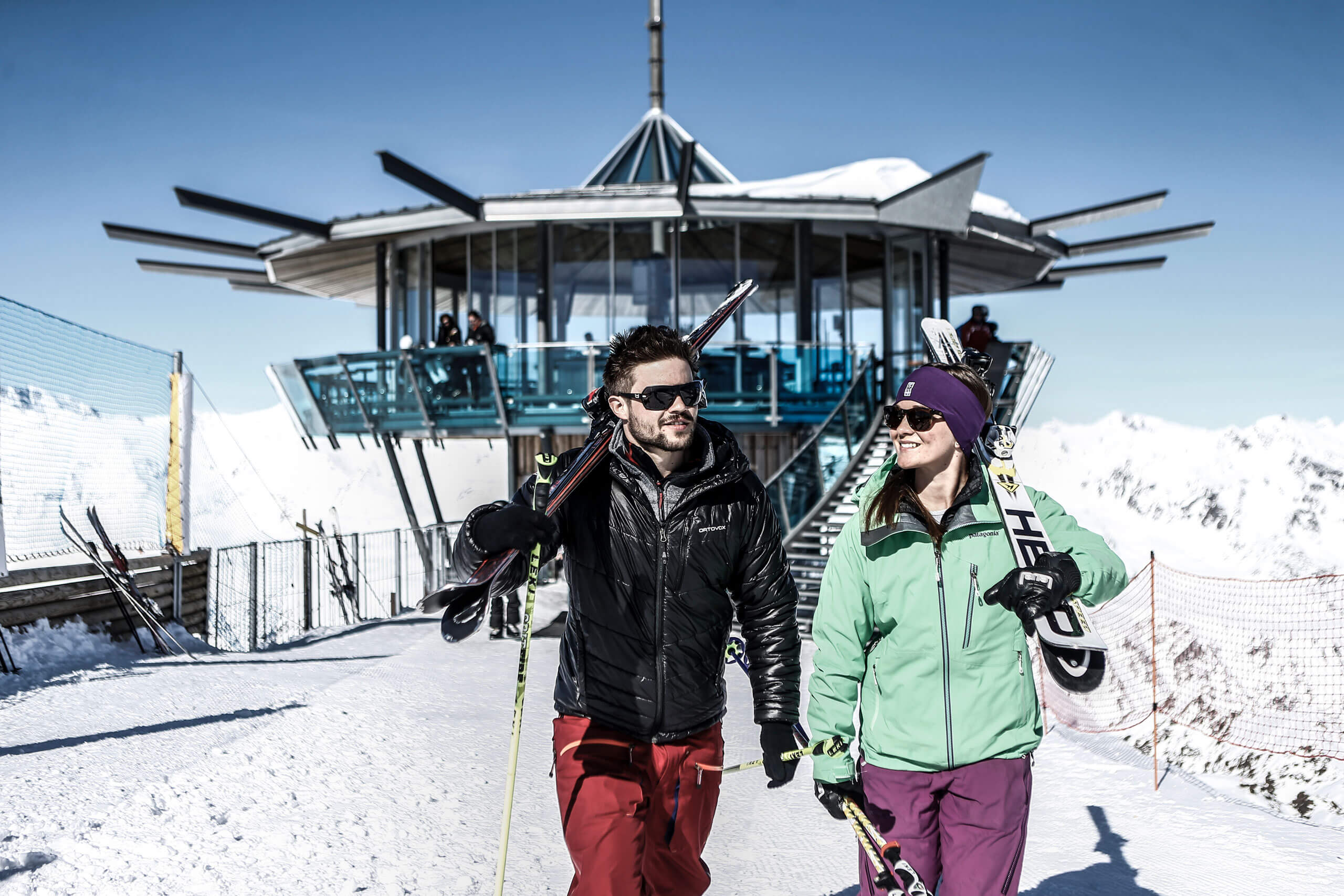 Ein Mann und eine Frau mit Skiern gehen auf Schnee in einer Winterlandschaft