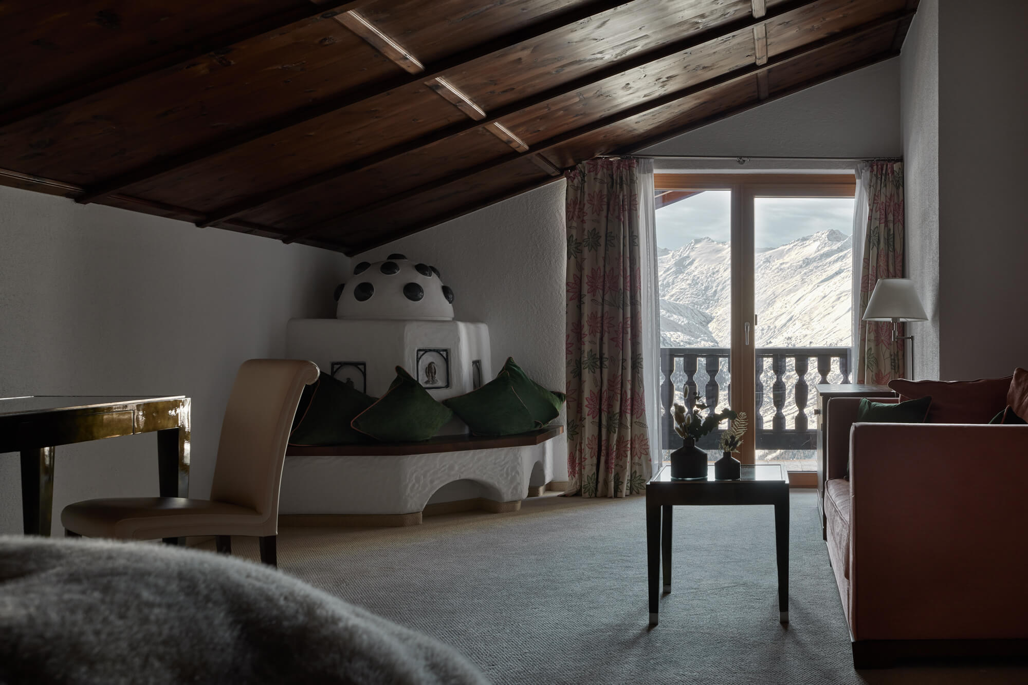Ein Zimmer mit Balkon und Kamin im TOP Hotel Hochgurgl