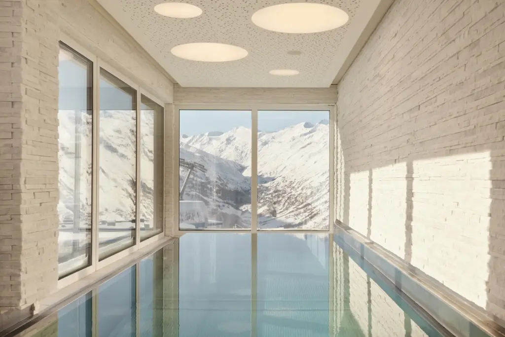 Pool mit Bergblick Majestic Suite with Private Swimming Pool im TOP Hotel Hochgurgl