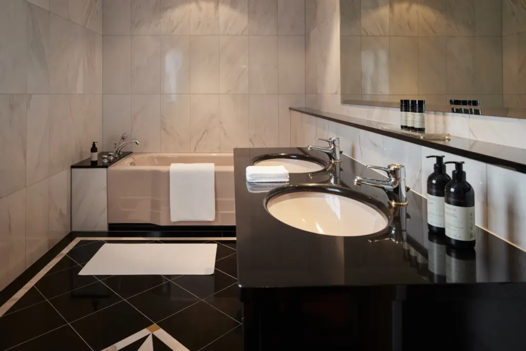 Badezimmer Heritage Suite Mountain View im TOP Hotel Hochgurgl
