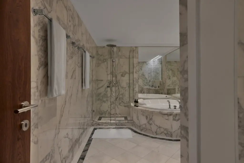 Badezimmer Junior Suite im TOP Hotel Hochgurgl